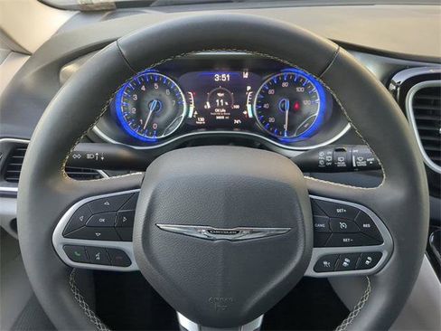 Certified 2024 Chrysler Pacifica Touring-L image 32
