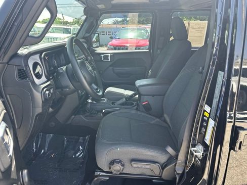 Used 2024 Jeep Gladiator Sport AWD/4WD image 9