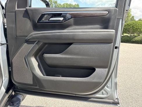 Used 2025 Chevrolet Tahoe Z71 AWD/4WD image 30