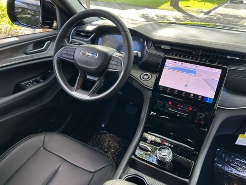 New 2025 Jeep Grand Cherokee Limited w/ Black Appearance Package image 10