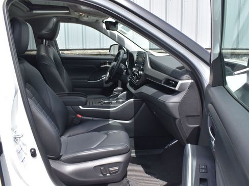 Used 2022 Toyota Highlander XLE AWD/4WD image 25