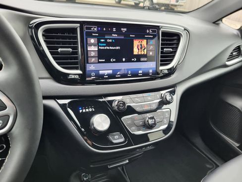 Used 2025 Chrysler Pacifica Select image 21