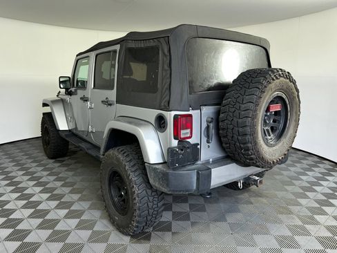 Used 2018 Jeep Wrangler Unlimited Sahara AWD/4WD image 7