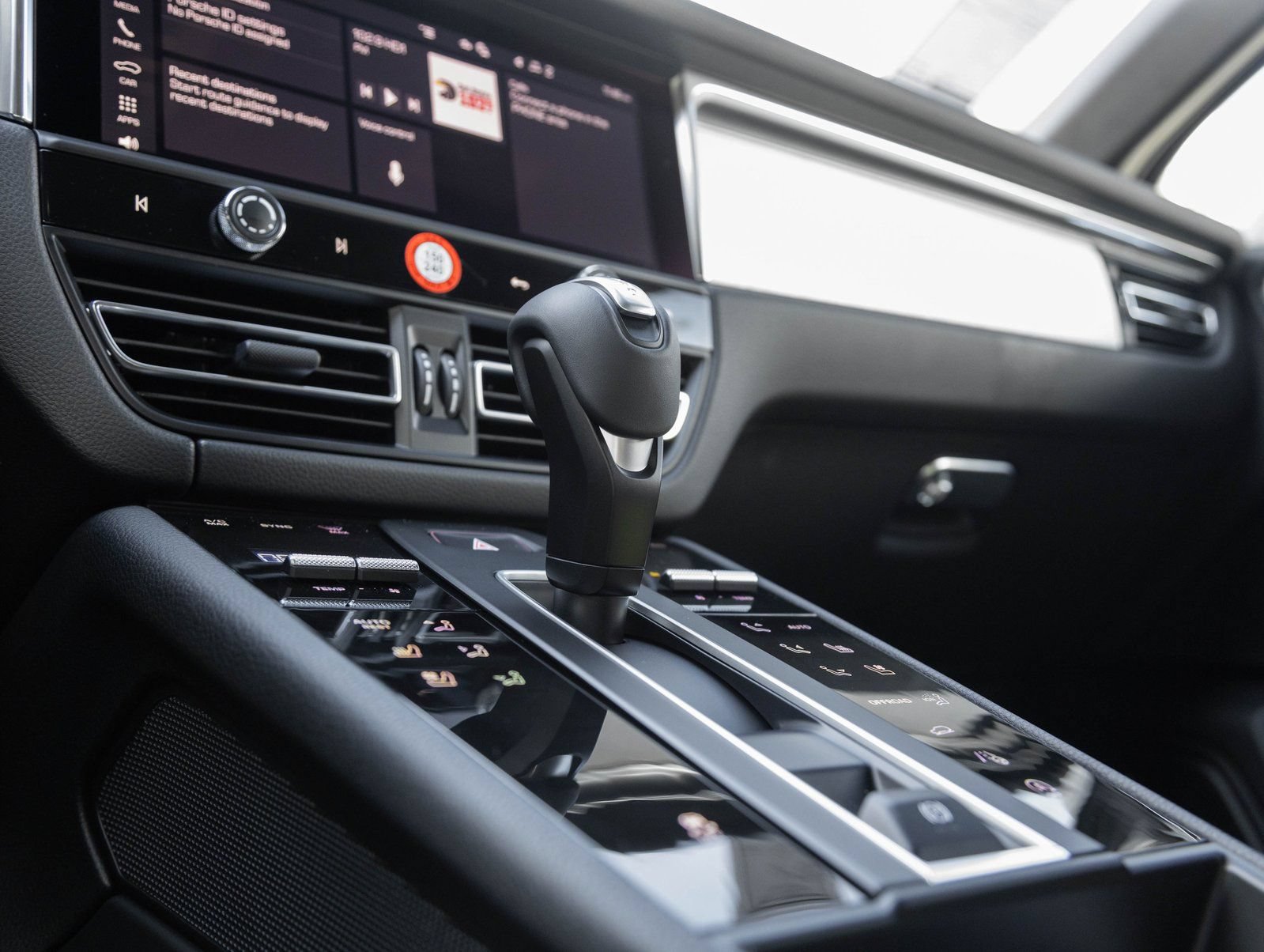 Certified 2026 Porsche Macan AWD/4WD image 27