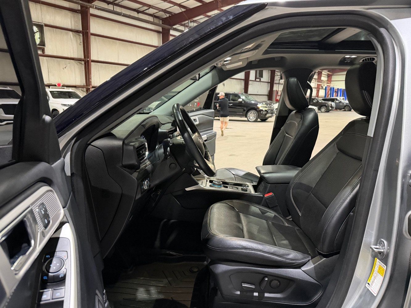 Used 2022 Ford Explorer Limited w/ Equipment Group 301A AWD/4WD image 13