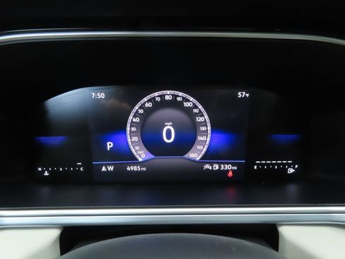 Certified 2025 Volkswagen Taos SE w/ Panoramic Sunroof Package image 32