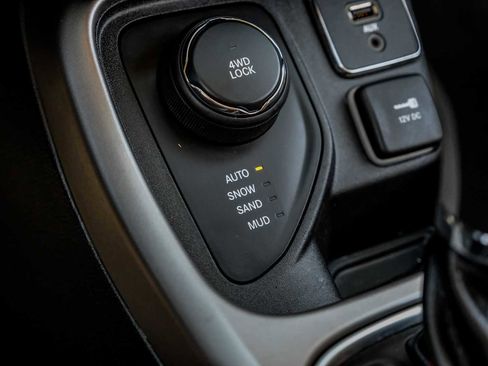 Used 2018 Jeep Compass Latitude w/ Cold Weather Group image 23