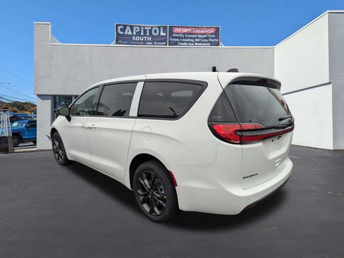 New 2026 Chrysler Pacifica Select image 4
