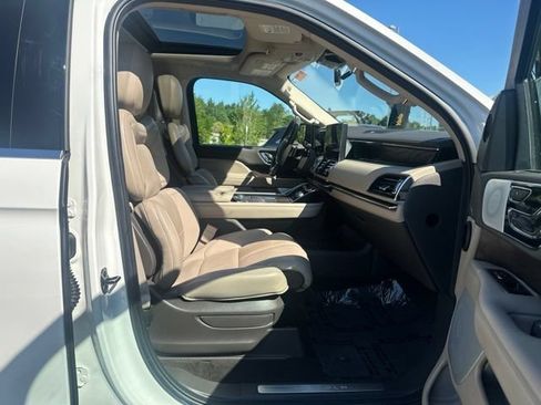 Used 2024 Lincoln Navigator Reserve AWD/4WD image 12