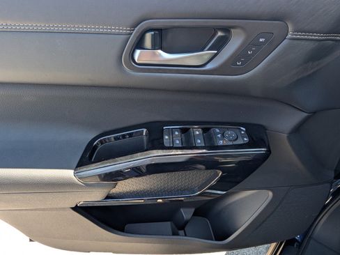 New 2026 Nissan Pathfinder Platinum FWD image 14