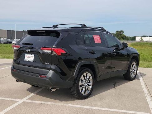 Used 2021 Toyota RAV4 XLE Premium FWD image 5