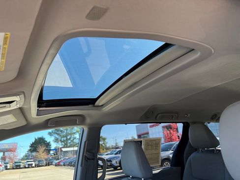 Used 2020 Toyota Sienna XLE image 21