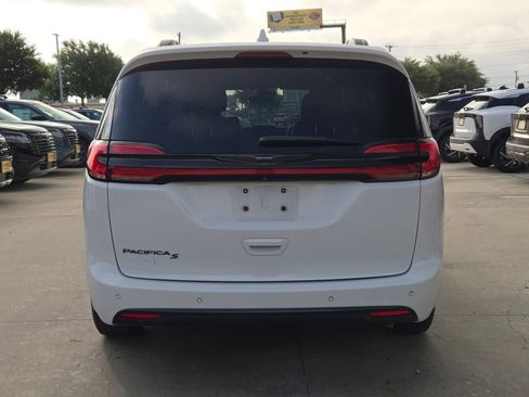 Used 2021 Chrysler Pacifica Touring-L w/ Premium & Safety Sphere Group FWD image 4