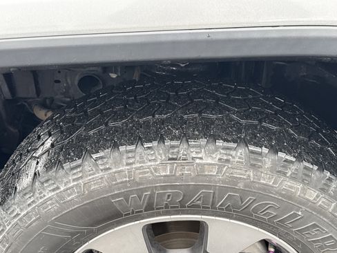 Used 2018 Jeep Wrangler Unlimited Sahara image 10