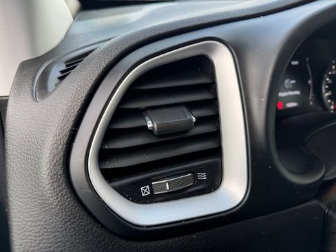 Used 2021 Jeep Renegade Sport image 23