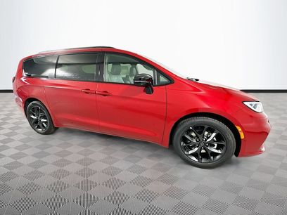 New 2026 Chrysler Pacifica Limited w/ S Appearance Package