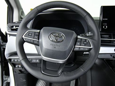 New 2026 Toyota Sienna XLE image 2