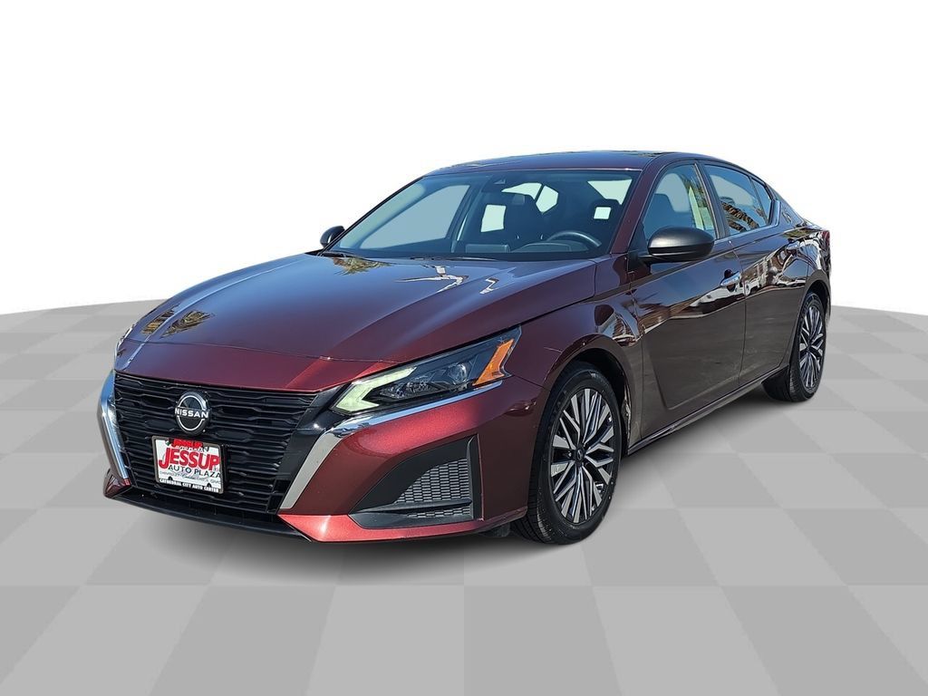 Used 2024 Nissan Altima 2.5 SV FWD image 1