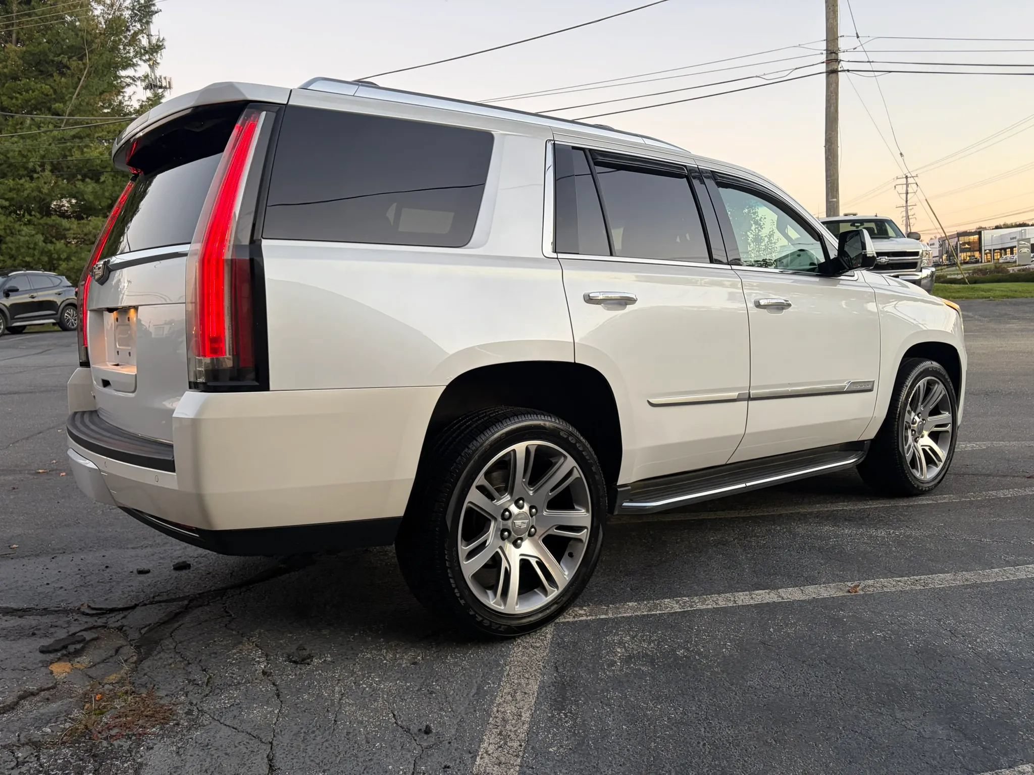 Used 2016 Cadillac Escalade Luxury AWD/4WD image 16