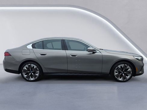 New 2026 BMW 530i xDrive w/ Premium Package image 3