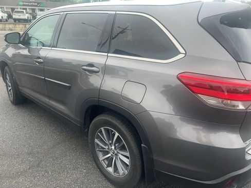 Used 2019 Toyota Highlander XLE AWD/4WD image 2