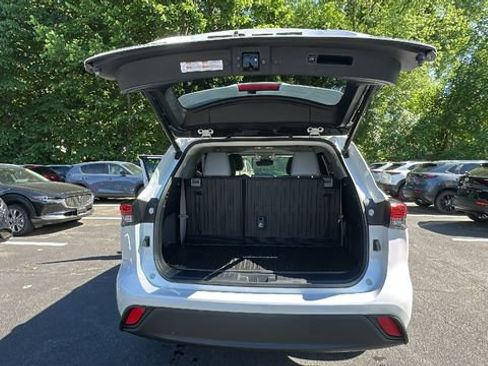 Used 2023 Toyota Highlander XLE AWD/4WD image 39