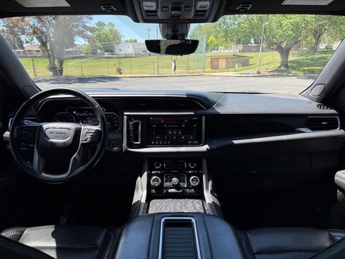 Used 2021 GMC Yukon Denali w/ Denali Premium Package AWD/4WD image 9