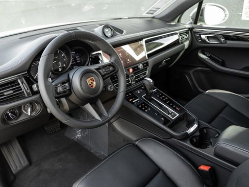 Used 2025 Porsche Macan Turbo image 4