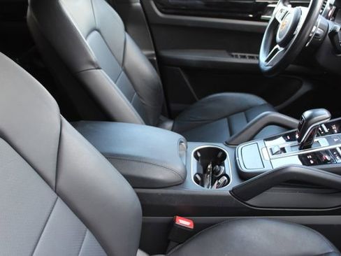 Used 2020 Porsche Cayenne image 3