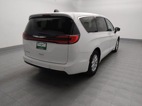 Used 2023 Chrysler Pacifica Touring-L FWD image 9