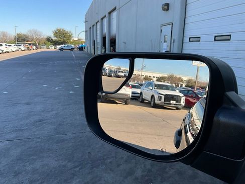 Used 2019 Nissan Titan SV w/ SV Convenience Package image 20