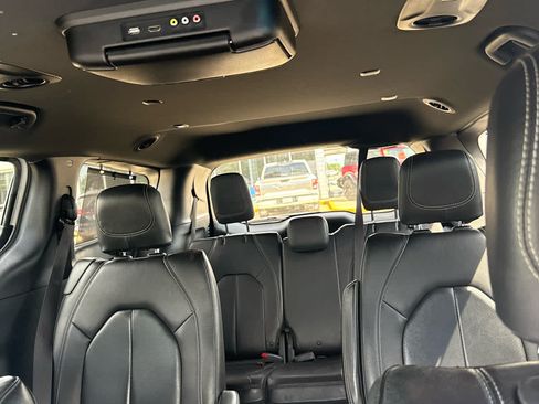 Used 2019 Chrysler Pacifica Touring-L w/ S Appearance Package FWD image 12