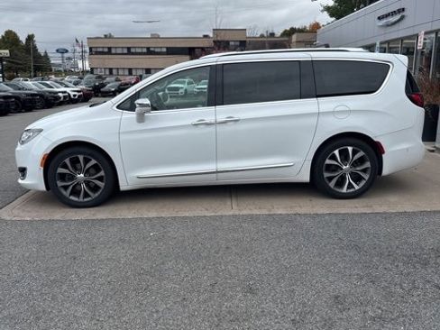 Certified 2018 Chrysler Pacifica Limited w/ Advanced Safetytec Group image 4