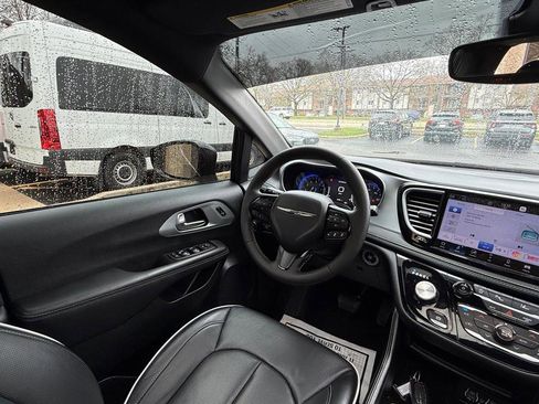 Used 2025 Chrysler Pacifica Limited image 12