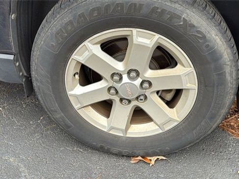 Used 2015 GMC Acadia SLE image 8