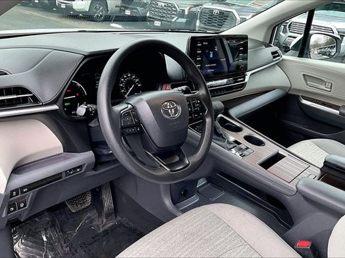 Used 2024 Toyota Sienna LE image 13