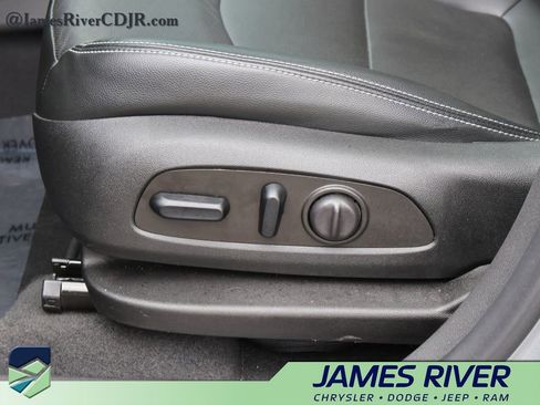 Used 2023 GMC Terrain SLT w/ Infotainment Package II image 24