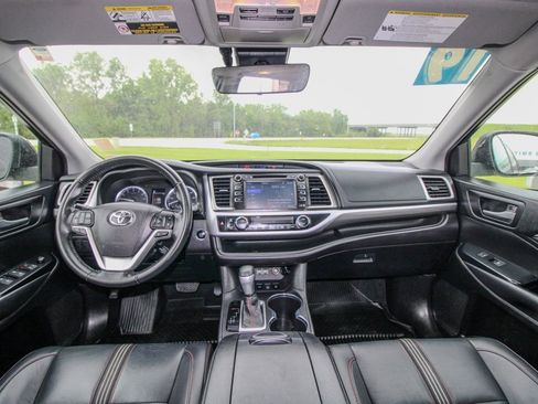 Used 2019 Toyota Highlander SE w/ Nightshade Edition AWD/4WD image 14