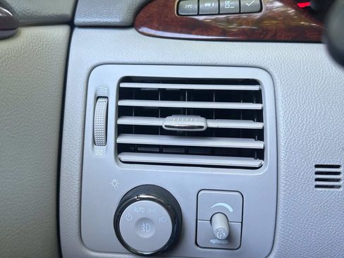 Used 2011 Buick Lucerne CXL FWD image 23