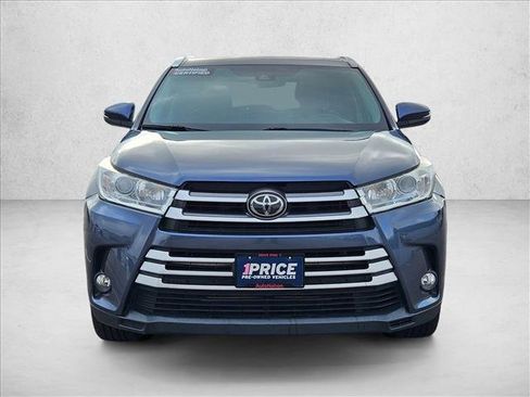 Used 2019 Toyota Highlander XLE FWD image 2