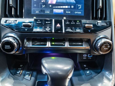 Used 2023 Lexus LX 600 4WD w/ Luxury Package image 27