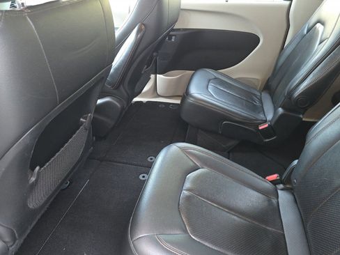 Used 2018 Chrysler Pacifica Touring-L FWD image 12