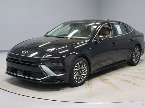 Certified 2025 Hyundai Sonata Limited FWD image 14