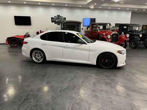 Used 2020 Alfa Romeo Giulia Sport RWD w/ Quick Order Package 22K Sport image 4