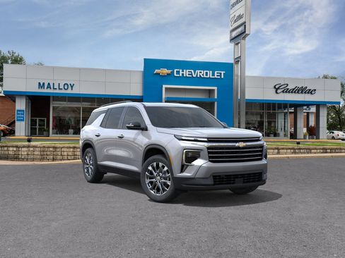 Used 2026 Chevrolet Traverse LT image 2