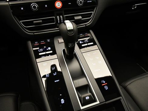 Certified 2026 Porsche Macan AWD/4WD image 31