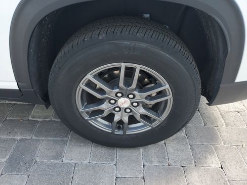 Used 2025 GMC Acadia Elevation image 9