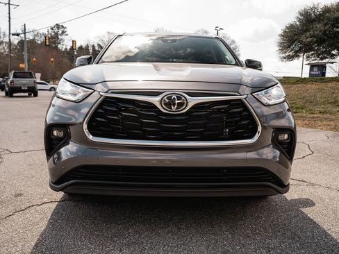 Used 2024 Toyota Highlander Limited image 2