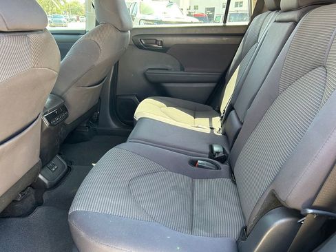 Used 2025 Toyota Highlander LE image 16