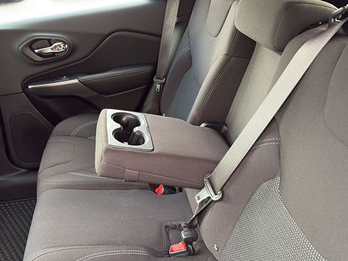 Used 2019 Jeep Cherokee Latitude w/ Cold Weather Group AWD/4WD image 30